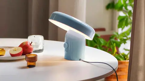 L&aacute;mpara con altavoz Bluetooth BLOMPRAKT de Ikea