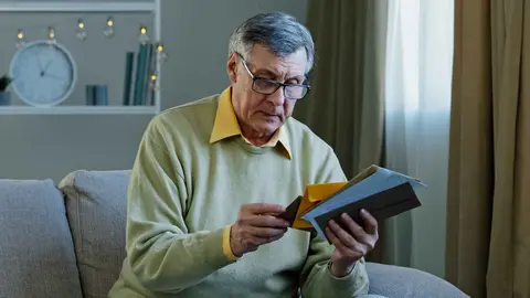 Un pensionista recibe una carta de la Seguridad Social