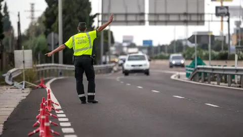 Un guardia civil, durante un control de tr&aacute;fico