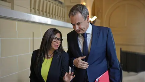 Delcy Rodr&iacute;guez camino junto a Jos&eacute; Luis Rodr&iacute;guez Zapatero