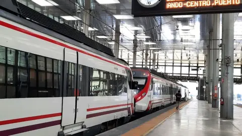 Trenes de Cercan&iacute;as en la estaci&oacute;n de C&aacute;diz