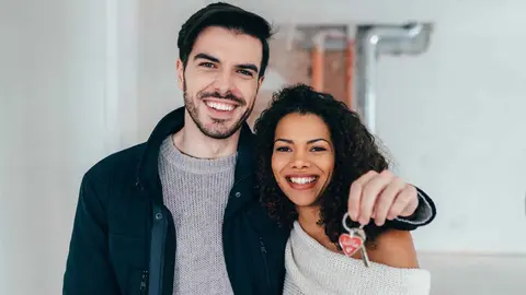 J&oacute;venes tras alquilar un piso