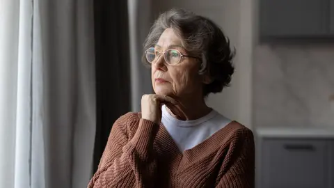 Mujer mayor sola en la vivienda