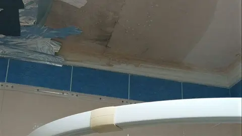 Filtraciones de agua en la barriada de la Asunci&oacute;n