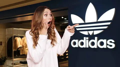 Una mujer frente a una tienda de Adidas