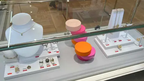 Ya han llegado a TOUS las rebajas de hasta un 40% en sus pendientes de plata m&aacute;s elegantes