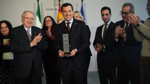 Juanma Moreno, durante un acto con graduados sociales