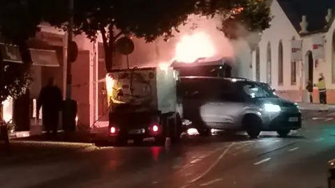 Incendio en un cami&oacute;n barrendero de la basura en Jerez
