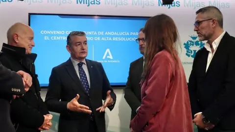 El consejero Antonio Sanz, en el centro de la imagen
