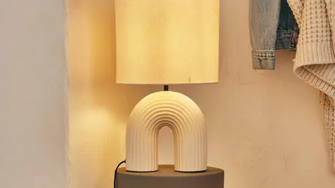 L&aacute;mpara de mesa Vaska, INSPIRE en Leroy Merlin