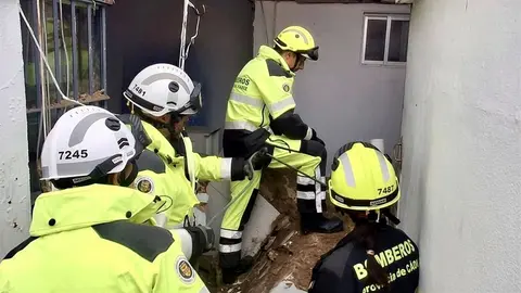 Bomberos actuando por un derrumbe en Jerez | CBPC