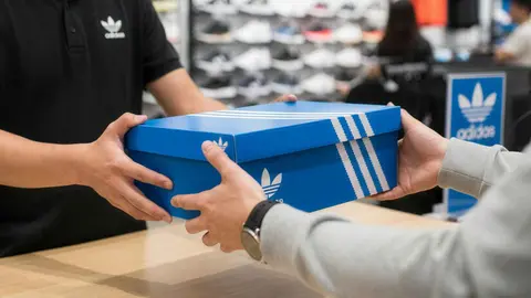 Caja de zapatillas Adidas