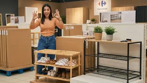 Una soluci&oacute;n de almacenaje discreta que explica el &eacute;xito de los zapateros de Carrefour | Imagen apoyada en IA
