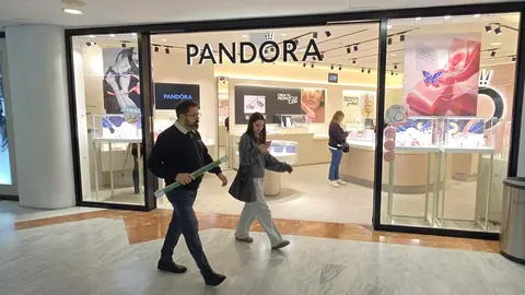 La colecci&oacute;n de pendientes de Pandora que confirma el regreso de los aros dorados | Centro Comercial &Aacute;rea Sur, Jerez | El MIRA