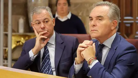 El alcalde de Sevilla, Jos&eacute; Luis Sanz, junto al concejal de Hacienda, Juan Bravo