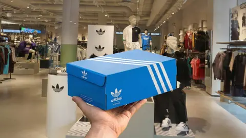 Las zapatillas de Adidas que combinan con todo y ya est&aacute;n marcando tendencia