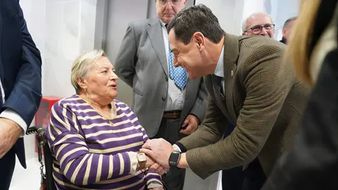 Juanma Moreno inaugura el Centro de D&iacute;a P&aacute;rkinson Bah&iacute;a de C&aacute;diz en San Fernando