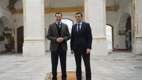 Juanma Moreno, junto al alcalde de C&aacute;diz, Bruno Garc&iacute;a, durante su visita a las obras de Valc&aacute;rcel
