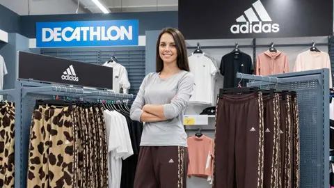 4 ofertones de las rebajas de Decathlon tiene los pantalones m&aacute;s c&oacute;modos, ponibles y virales de Adidas