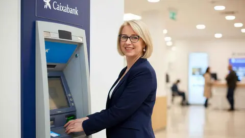 Una pensionista de la Seguridad Social en una sucursal de la Caixa