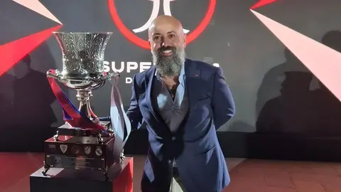 Juan Luis Gil. Tit&iacute;n, junto a la copa de la Supercopa de Espa&ntilde;a este enero de 2026