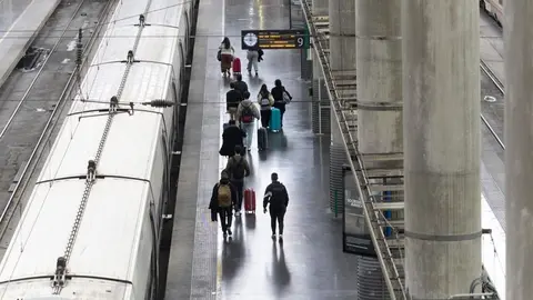 Viajeros en la estaci&oacute;n de Atocha