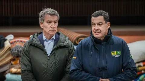 Juanma Moreno, junto a Alberto N&uacute;&ntilde;ez Feij&oacute;o en el Puesto de Mando Avanzado de Adamuz