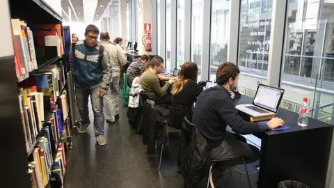 J&oacute;venes trabajando en una oficina