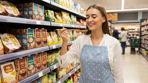Mercadona refuerza su secci&oacute;n de caldos con recetas que recuerdan a las de casa | Imagen apoyada de IA