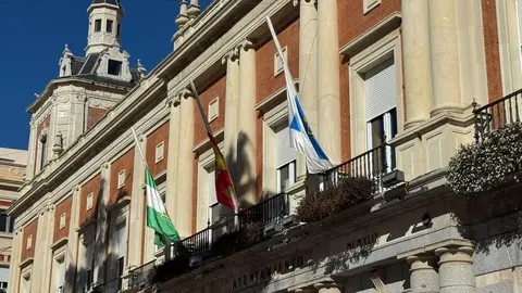 Banderas a media asta en el Ayuntamiento de Huelva