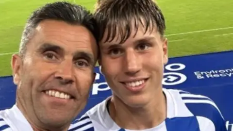 Davinchi y su padre tras un partido