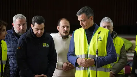 Juanma Moreno y Pedro S&aacute;nchez en Adamuz