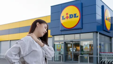Largas colas en Lidl para hacerse con los aparatos masajeadores m&aacute;s buscados para aliviar el dolor cervical