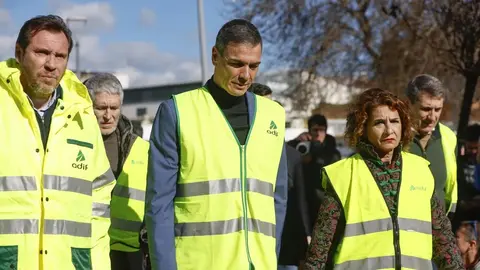 Pedro S&aacute;nchez, junto a &Oacute;scar Puente, durante su visita a Adamuz