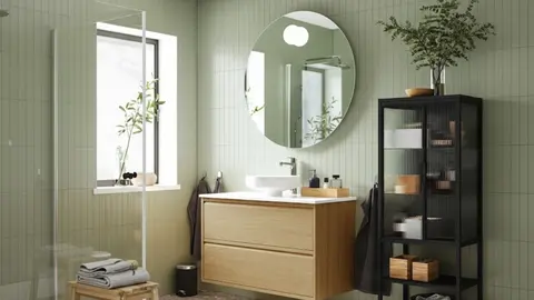 Estos muebles suspendidos de Ikea con madera efecto roble son perfectos para ba&ntilde;os modernos y sencillos