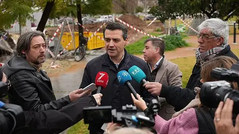 Jos&eacute; Mar&iacute;a Bellido, alcalde de C&oacute;rdoba, atiende a los medios