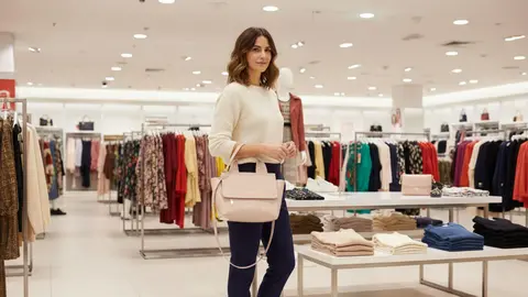 Clienta luciendo bolso de Adolfo Dominguez en El Corte Ingl&eacute;s