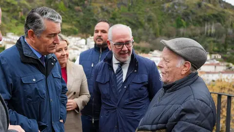 Antonio Sanz conversa con los vecinos de Cazorla