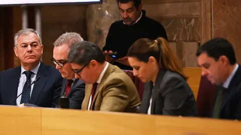 El alcalde de Sevilla, Jos&eacute; Luis Sanz, a la izquierda de la imagen ha presidido el pleno | Salvador L&oacute;pez Medina