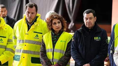 Montero, en el centro de la imagen, junto a &Oacute;scar Puente y Juanma Moreno