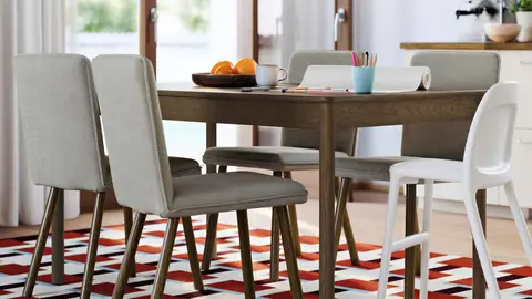 Estas mesas de comedor de Ikea con madera de roble son perfectas para hacer el sal&oacute;n mucho m&aacute;s bonito.jpg