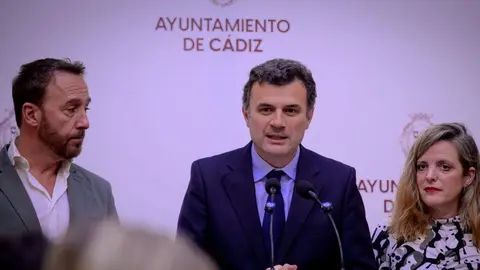 El alcalde de C&aacute;diz, Bruno Garc&iacute;a, en el centro de la imagen