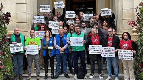 Sindicatos municipales concentrados a las puertas del Ayuntamiento de Sevilla