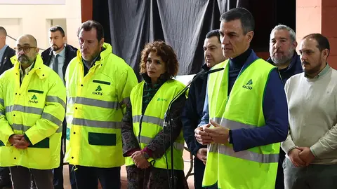 Montero, junto a Pedro S&aacute;nchez y &Oacute;scar Puente en Adamuz