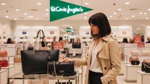 Colas en El Corte Ingl&eacute;s tras rebajar el precio de los 4 bolsos de primeras marcas m&aacute;s deseados este invierno.jpg