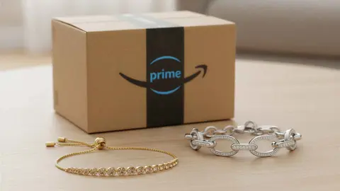 Joyas de Swarovski y Lotus junto a una caja de Amazon