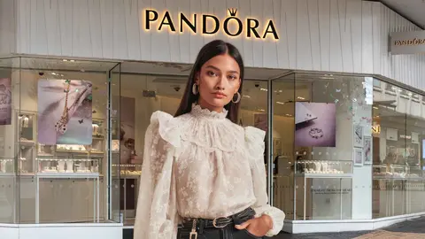 Pandora tiene los pendientes de plata que no pueden faltar en el joyero c&oacute;modos, elegantes y con circonitas.jpg
