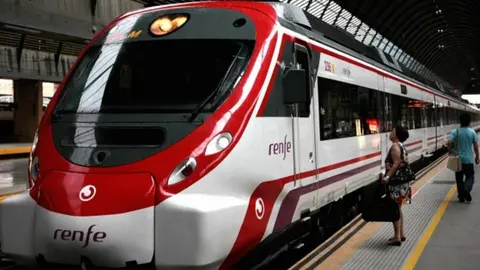 Imagen de un tren de Cercan&iacute;as en la estaci&oacute;n de Santa Justa