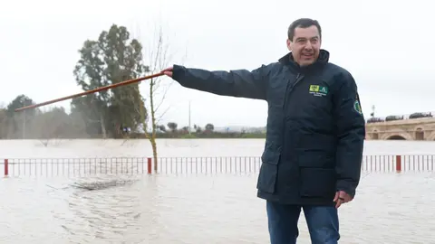 Juanma Moreno en el r&iacute;o Guadalete | Cristo Garc&iacute;a