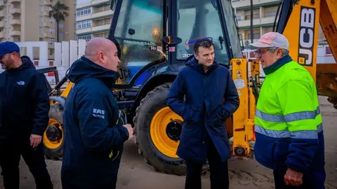 El alcalde de C&aacute;diz, Bruno Garc&iacute;a, en el centro de la imagen, ha visitado las zonas m&aacute;s afectadas